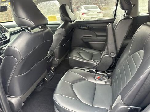 Used 2022 Toyota Highlander XLE AWD/4WD image 17