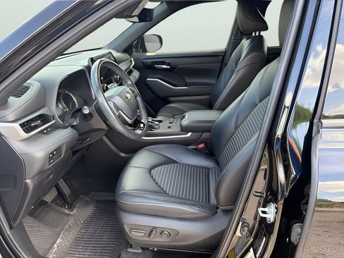 Used 2023 Toyota Highlander XSE FWD image 6