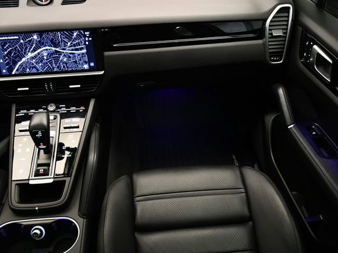 Used 2022 Porsche Cayenne image 24