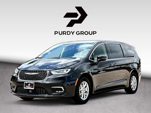 Used 2023 Chrysler Pacifica Touring-L FWD image 4