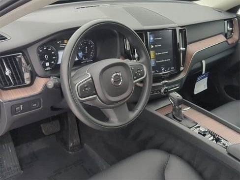 Used 2021 Volvo XC60 T5 Momentum w/ Premium Package image 2