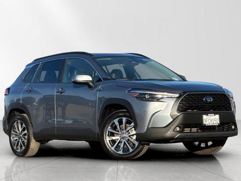 Used 2023 Toyota Corolla Cross XLE image 1
