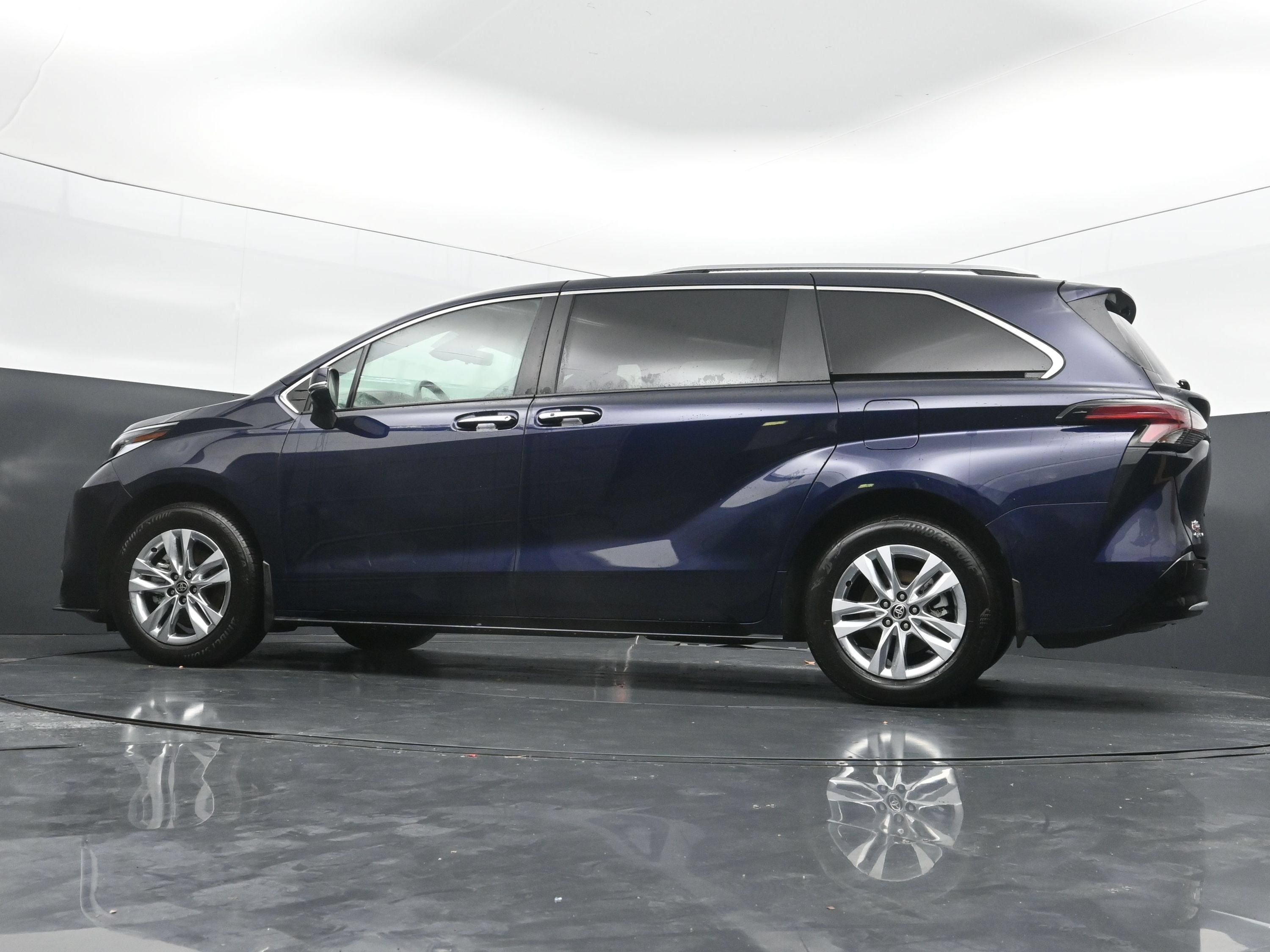 Used 2026 Toyota Sienna Limited FWD image 38