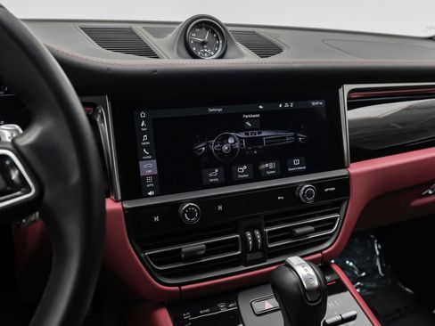 Used 2023 Porsche Macan Turbo image 29