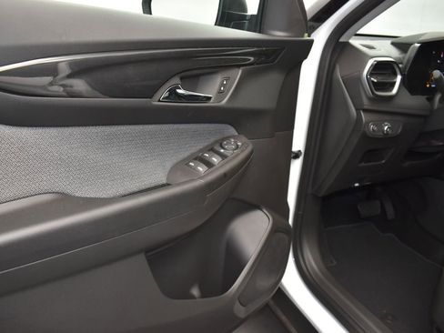 Used 2025 Chevrolet TrailBlazer LS w/ LS Convenience Package FWD image 11