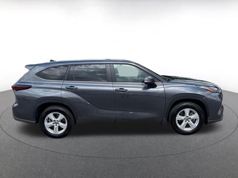 Used 2025 Toyota Highlander LE FWD image 15