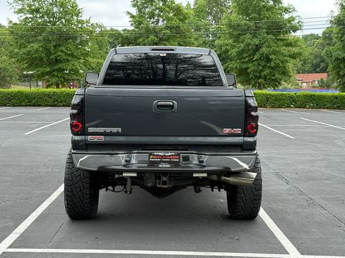 Used 2005 GMC Sierra 2500 SLT w/ Heavy-Duty Power Package AWD/4WD image 4