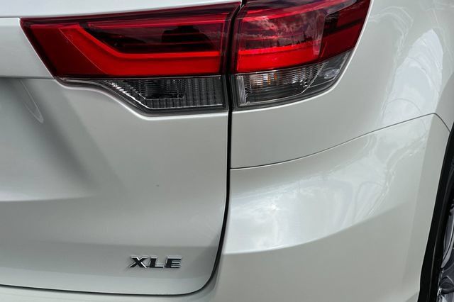 Certified 2019 Toyota Highlander XLE FWD image 35