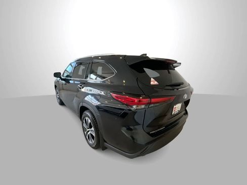 Used 2022 Toyota Highlander XLE image 6