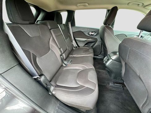 Used 2015 Jeep Cherokee Latitude FWD image 33