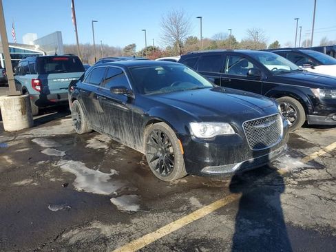 Used 2020 Chrysler 300 Touring image 2