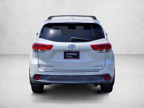 Used 2018 Toyota Highlander XLE AWD/4WD image 6