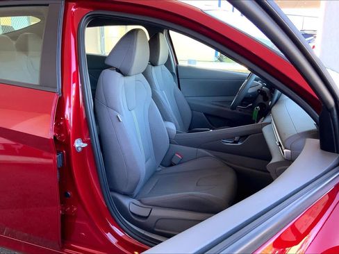 Used 2025 Hyundai Elantra SE image 8