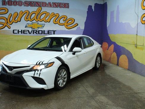 Used 2019 Toyota Camry SE image 2