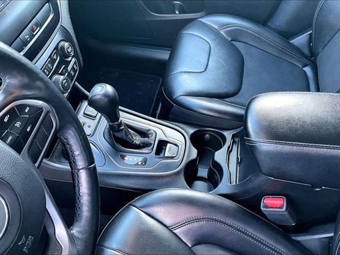 Used 2019 Jeep Cherokee Latitude Plus w/ Cold Weather Group image 15