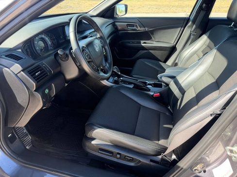 Used 2017 Honda Accord Sport image 12
