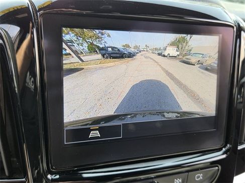 Used 2023 Chevrolet Traverse LT image 30