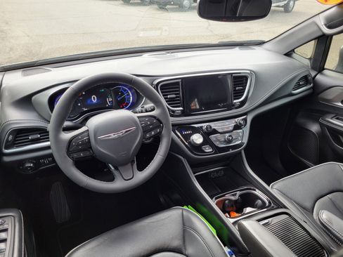 Used 2022 Chrysler Pacifica Limited w/ S Appearance Package FWD image 19