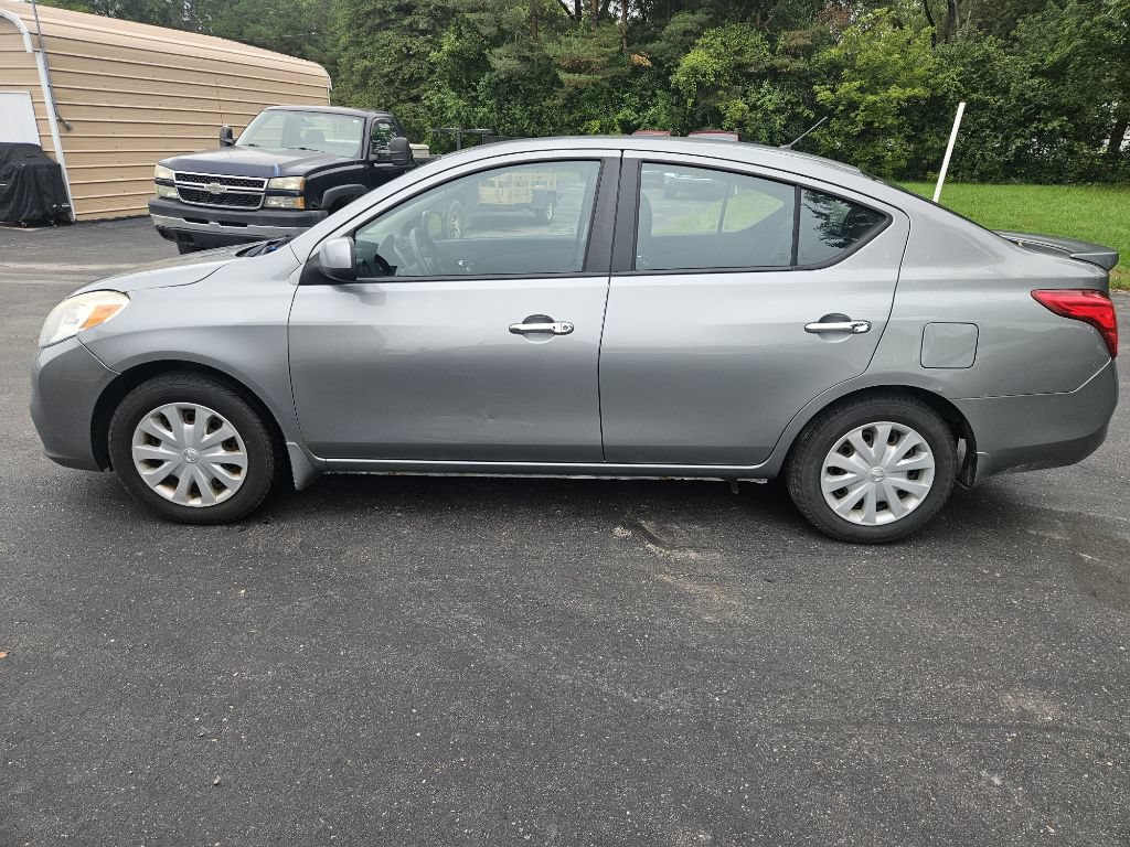 Used 2013 Nissan Versa SV FWD image 5