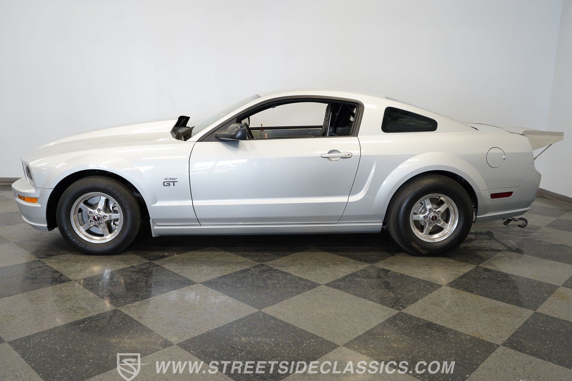 Used 2006 Ford Mustang GT RWD image 2