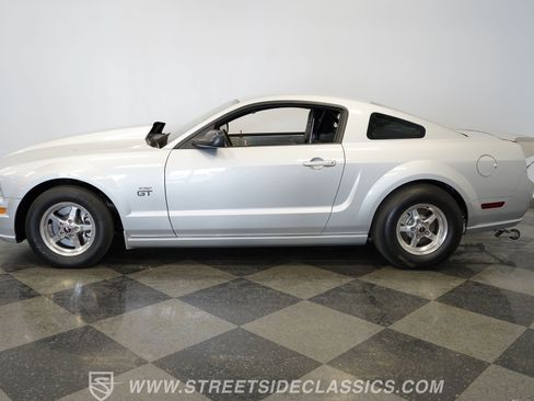 Used 2006 Ford Mustang GT RWD image 2