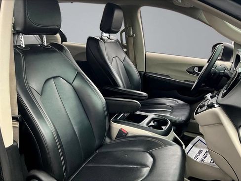 Used 2023 Chrysler Pacifica Touring-L FWD image 30