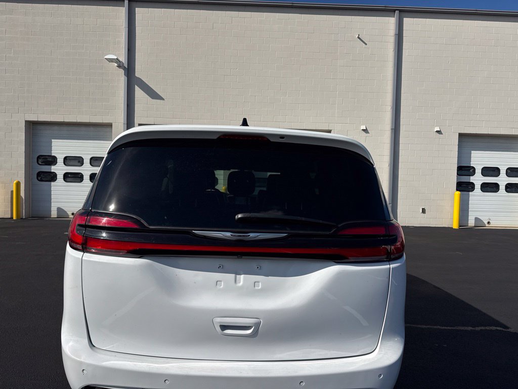 Used 2025 Chrysler Pacifica Select FWD image 3