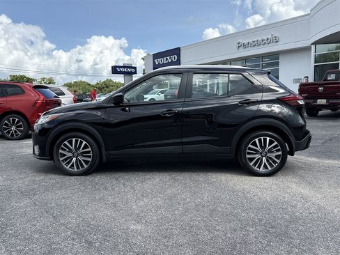 Used 2021 Nissan Kicks SV image 2