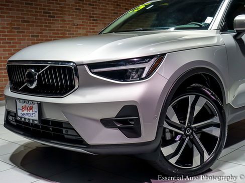 Used 2025 Volvo XC40 B5 Plus AWD/4WD image 3