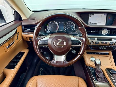 Used 2016 Lexus ES 350 w/ Luxury Package w/Wood Trim image 15