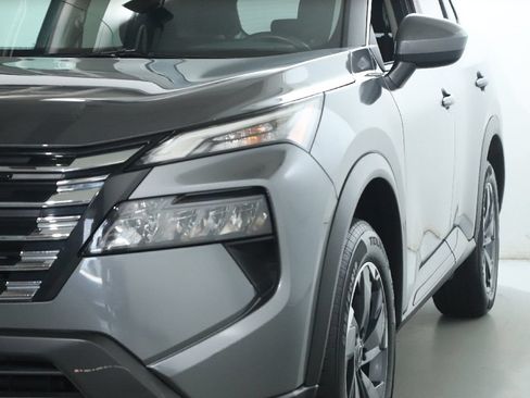 Certified 2025 Nissan Rogue SV FWD image 4
