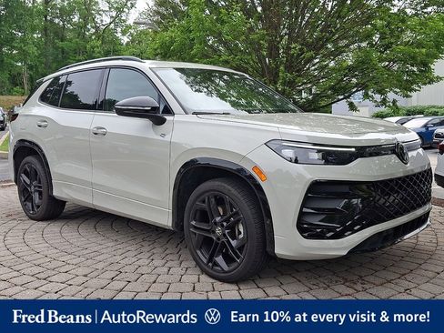 Certified 2025 Volkswagen Tiguan SE R-Line AWD/4WD image 1