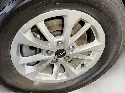 Used 2024 Kia Carnival LX FWD image 14