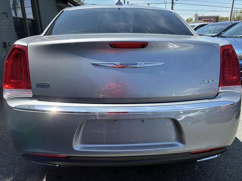 Used 2018 Chrysler 300 Limited AWD/4WD image 5