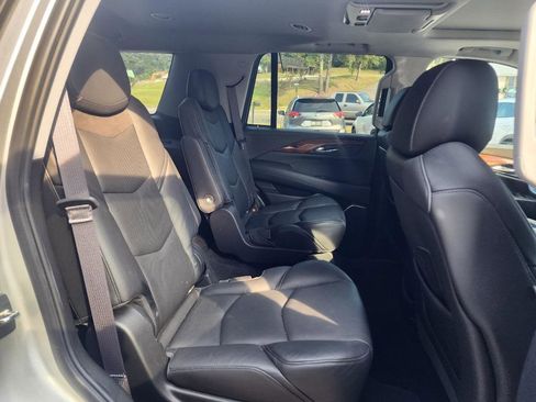 Used 2016 Cadillac Escalade Luxury image 9