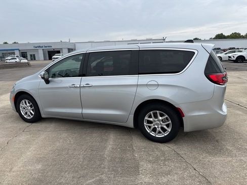 Used 2023 Chrysler Pacifica Touring-L image 10