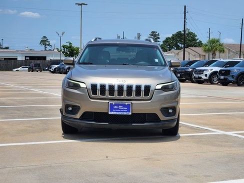 Used 2019 Jeep Cherokee Latitude w/ Popular Appearance Group FWD image 2