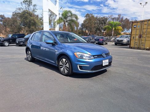 Used 2016 Volkswagen e-Golf SE image 3
