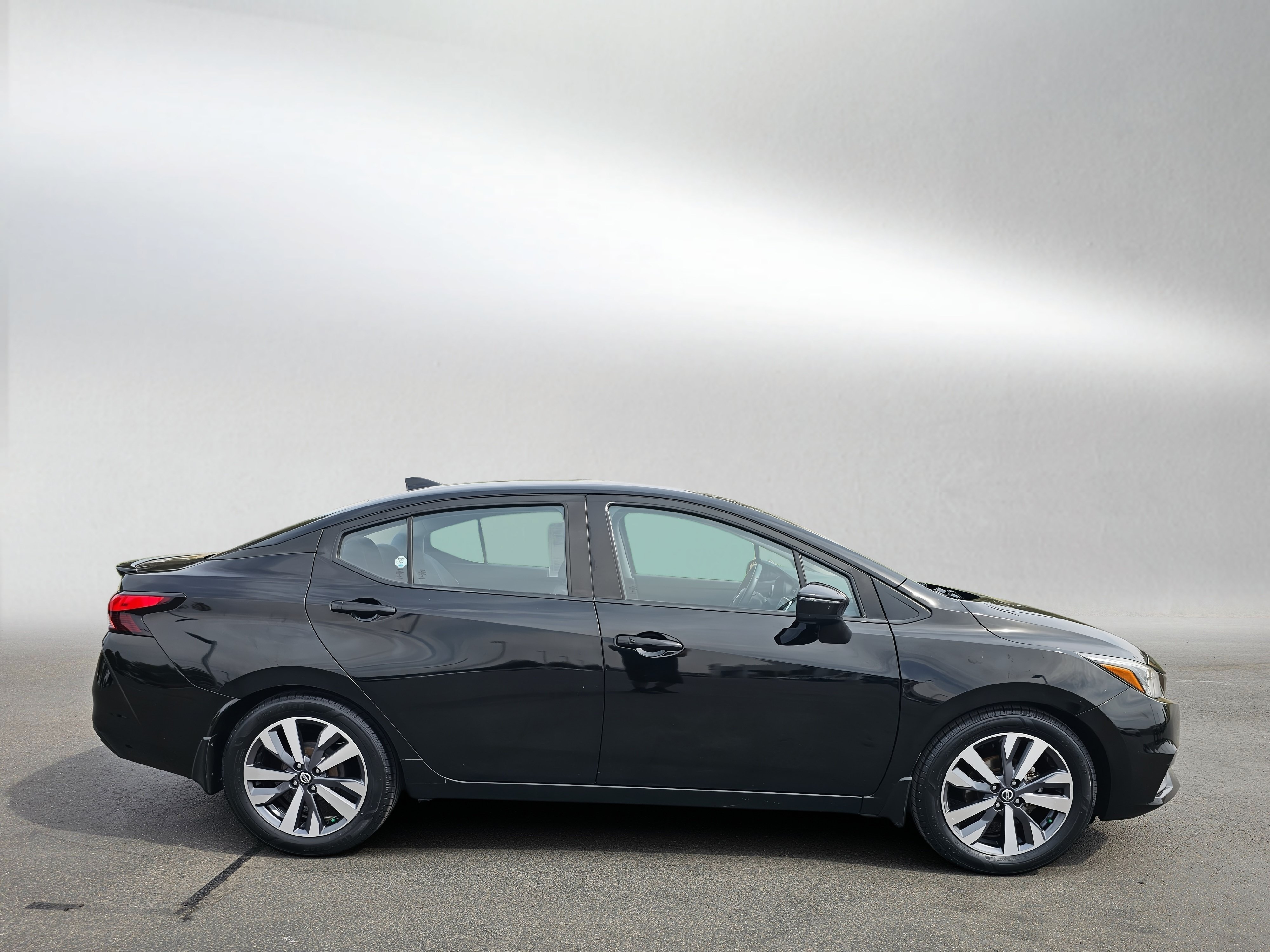 Used 2020 Nissan Versa SR FWD image 6
