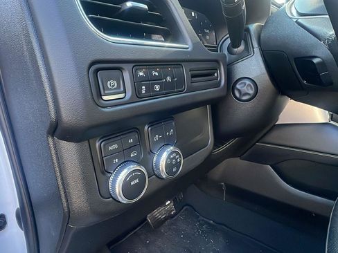 Used 2023 GMC Yukon SLT w/ SLT Luxury Package image 11