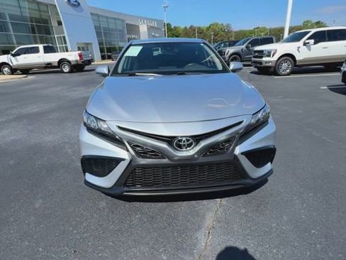 Used 2022 Toyota Camry SE image 3