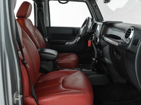 Used 2013 Jeep Wrangler Unlimited Rubicon image 31