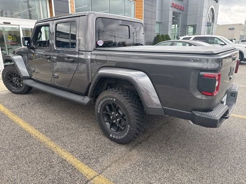 Used 2025 Jeep Gladiator Sport image 7