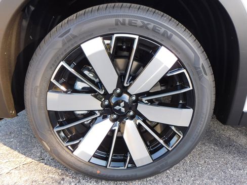 New 2025 Mitsubishi Outlander SE image 9