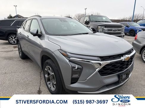 Used 2024 Chevrolet Trax LT w/ Driver Confidence Package image 1