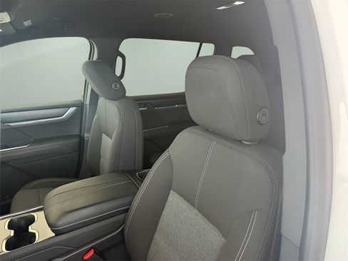 Used 2025 GMC Acadia Elevation image 13