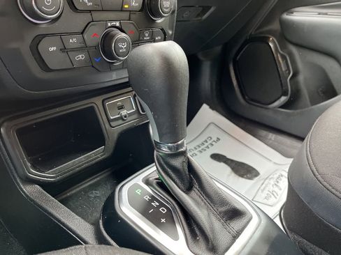Used 2018 Jeep Renegade Altitude w/ UConnect 8.4 Nav Group FWD image 27