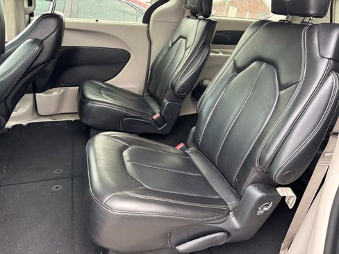 Used 2023 Chrysler Pacifica Touring-L FWD image 8