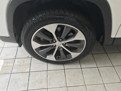 Used 2022 Jeep Cherokee Limited w/ Elite Package AWD/4WD image 3