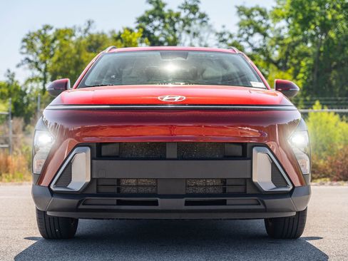 Used 2024 Hyundai Kona SEL FWD image 2